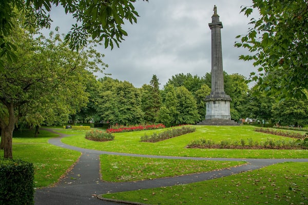 People\'s Park showing a monument and a garden