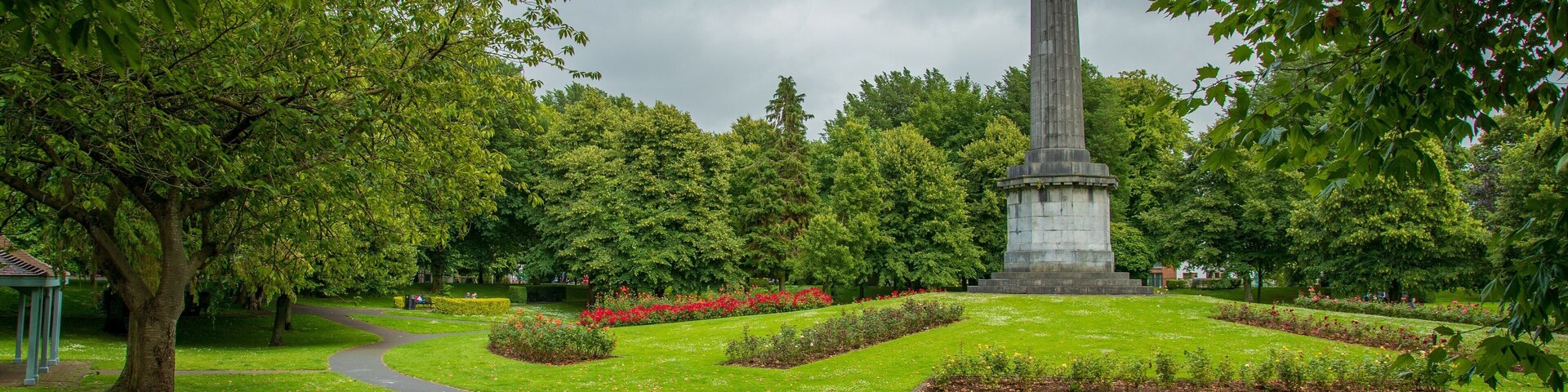 People\'s Park showing a monument and a garden