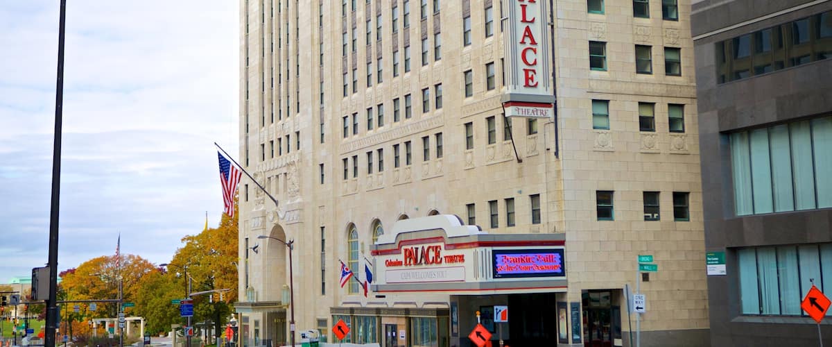 Palace Theatre som viser skiltning, en by og et hotel