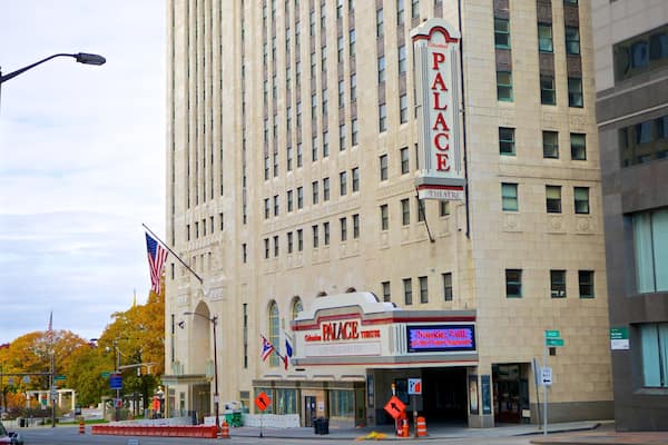 Palace Theatre mostrando una ciudad, un hotel y señalización