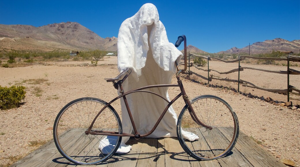Goldwell Open Air museum som viser utendørs kunst og ørkenutsikt