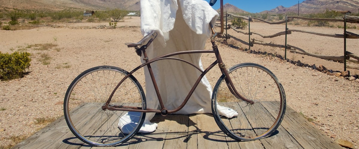 Museo Goldwell al aire libre mostrando vistas al desierto y arte al aire libre