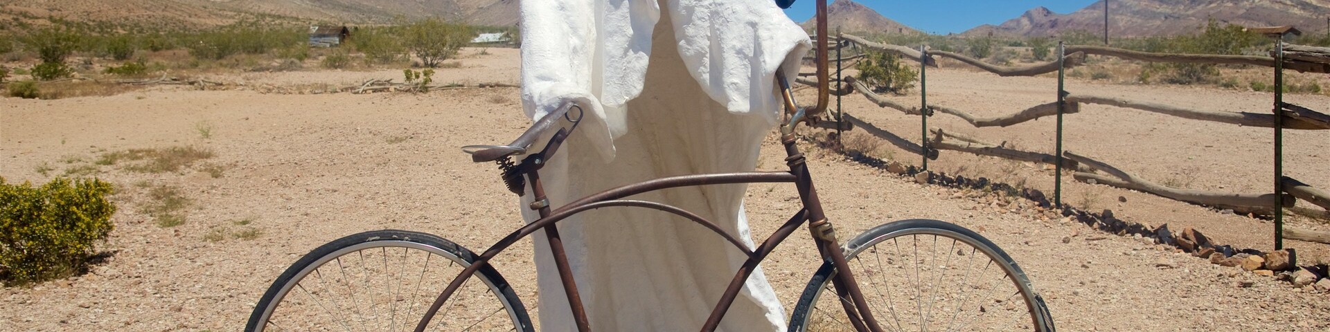 Goldwell Open Air Museum which includes desert views and outdoor art