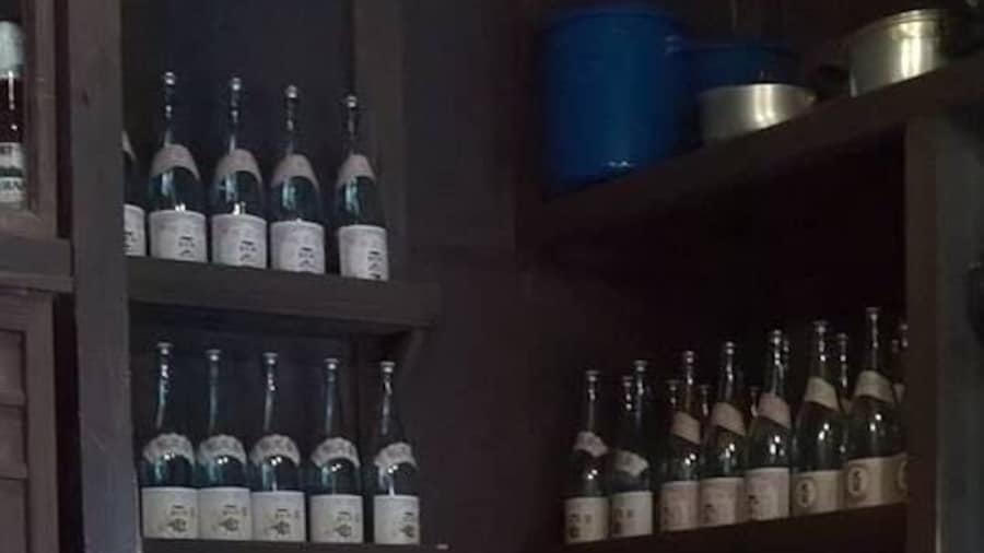 Sake Bar during the Edo Period in Japan.
#culture