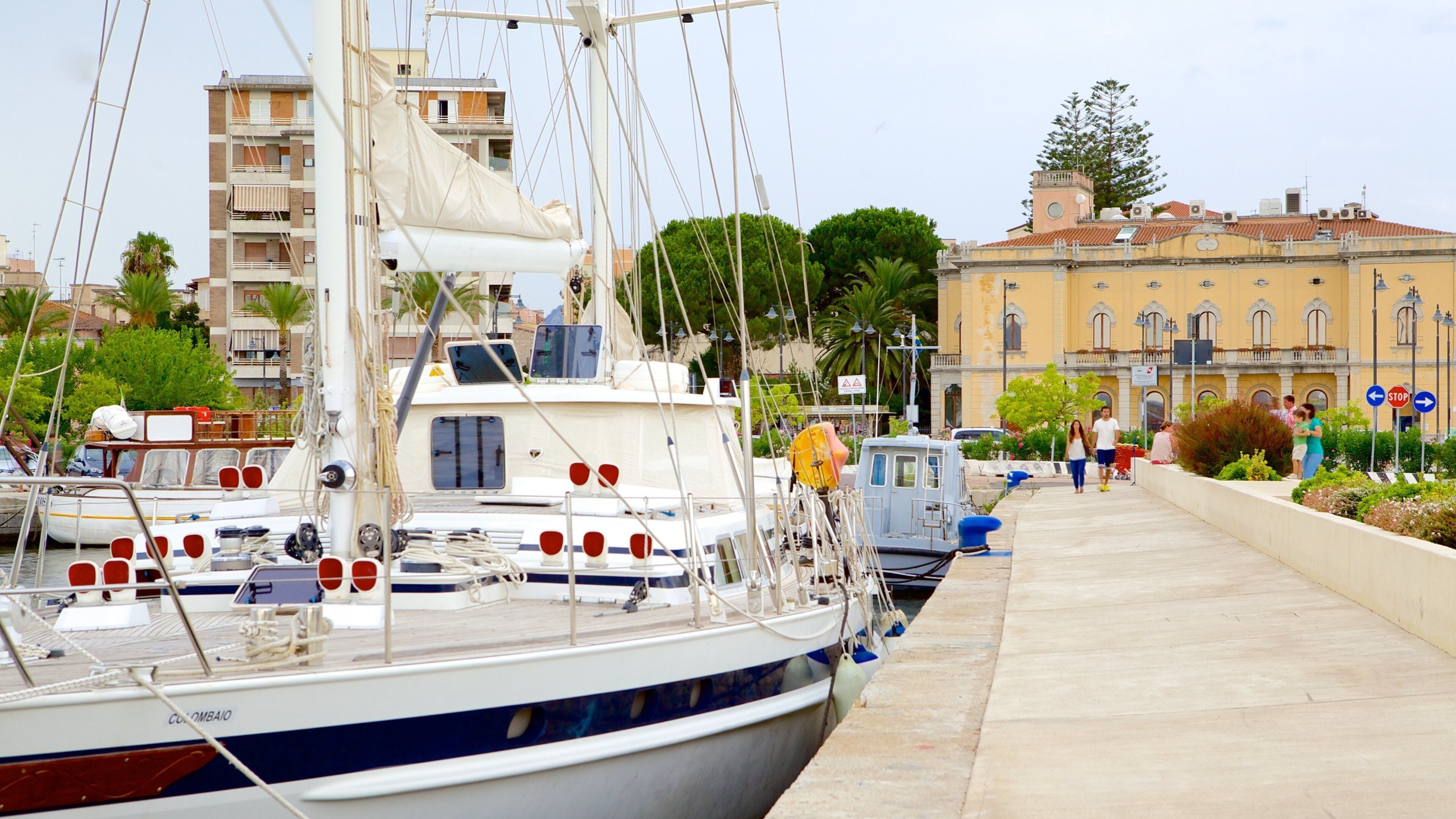 올비아 항구 을 보여주는 작은 마을 또는 빌리지