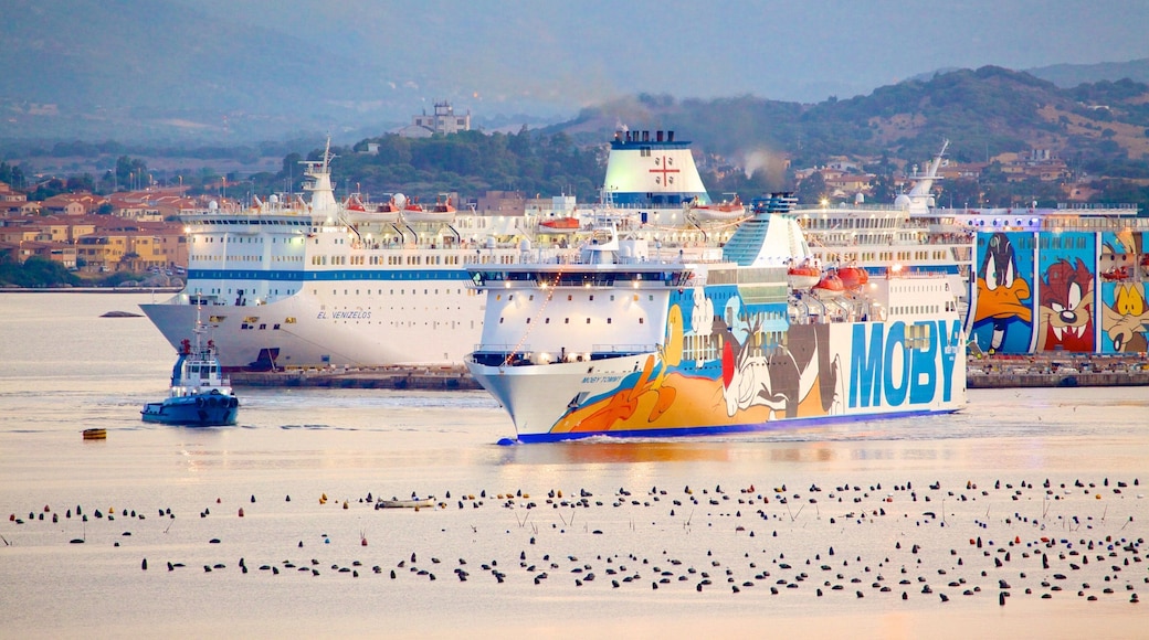 Puerto de Olbia ofreciendo cruceros