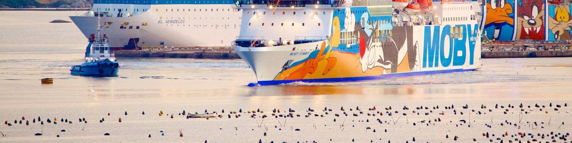 Hafen von Olbia mit einem Kreuzfahrten