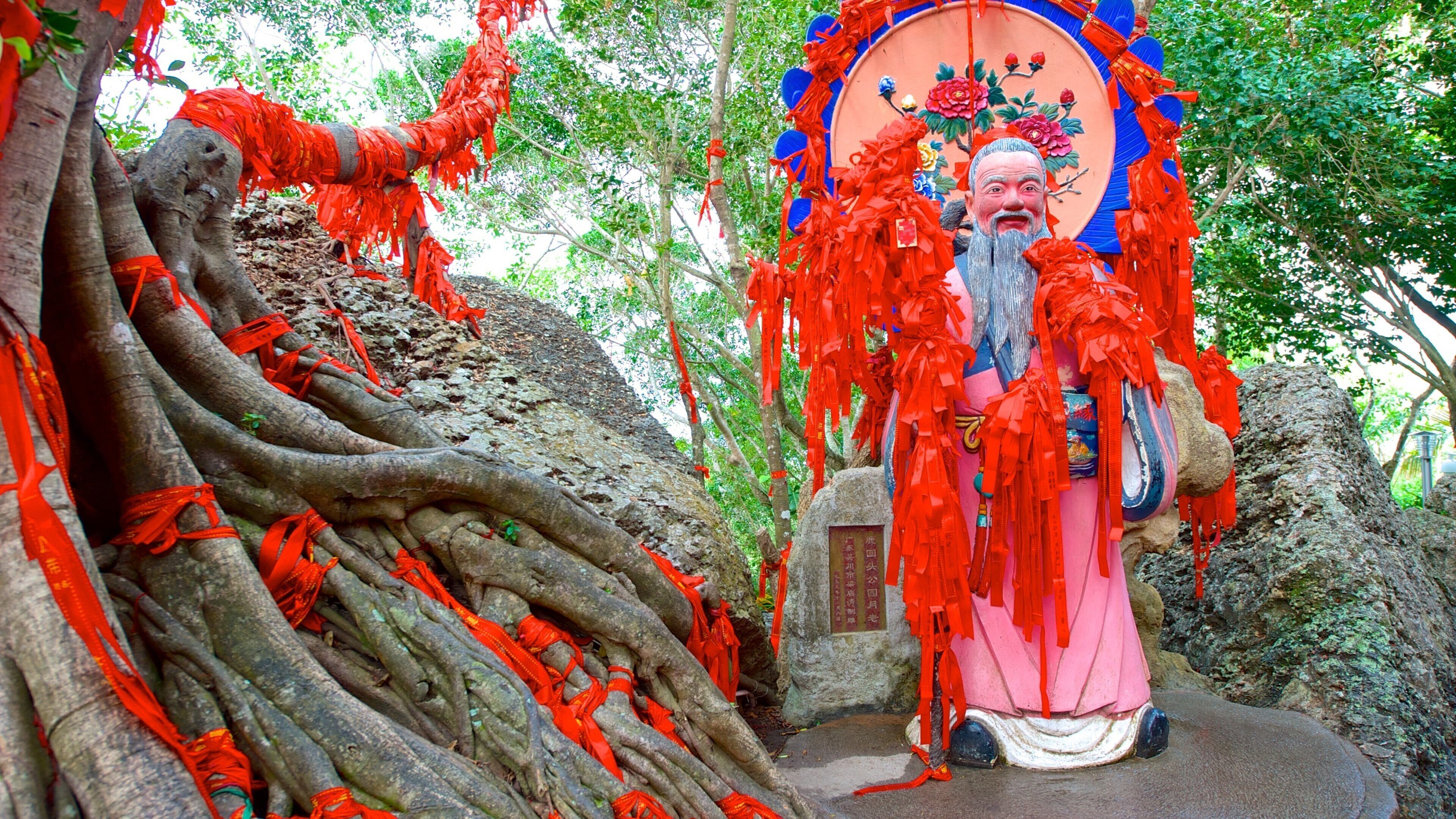 Parque Luhuitou ofreciendo una estatua o escultura