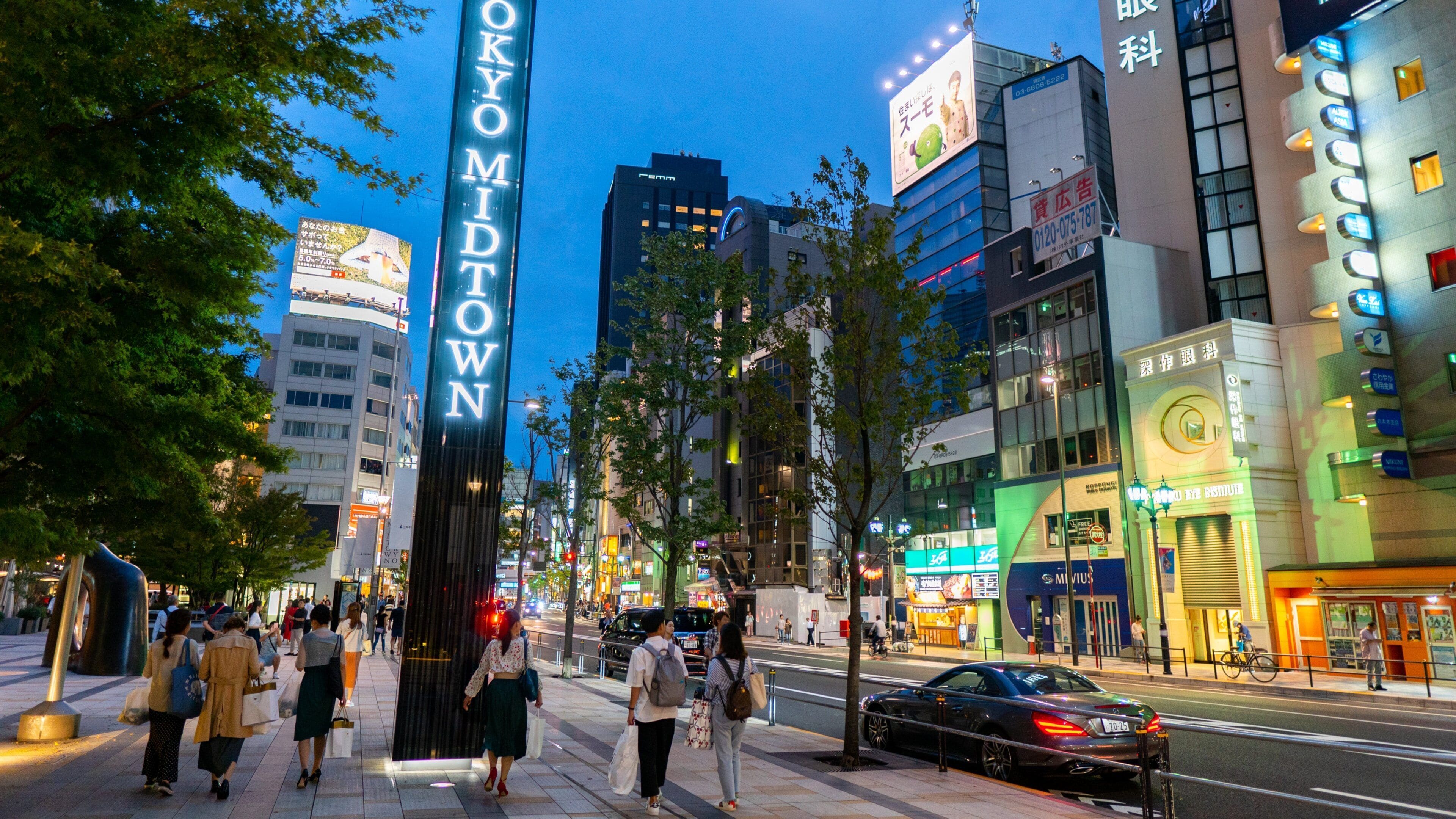 Tokyo Midtown which includes street scenes, a city and night scenes