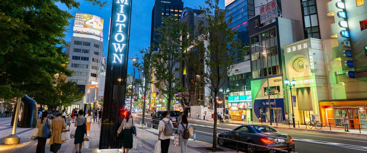 Tokyo Midtown which includes street scenes, a city and night scenes