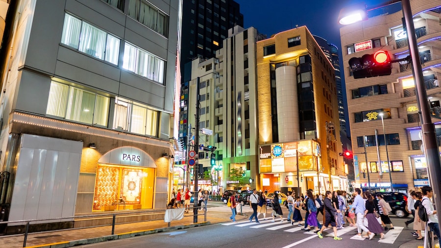 Tokyo Midtown which includes a city, night scenes and street scenes