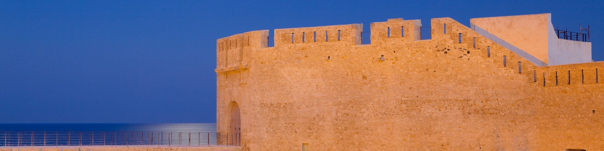 Ortygia que inclui uma cidade litorânea, cenas noturnas e elementos de patrimônio