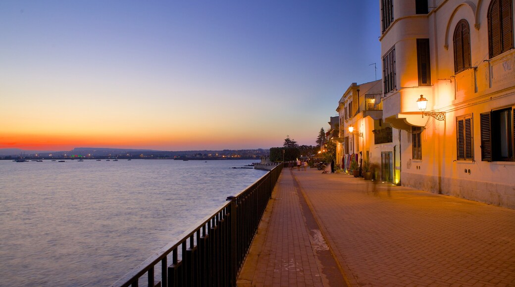 Ortygia caracterizando um pôr do sol, cenas de rua e uma cidade litorânea