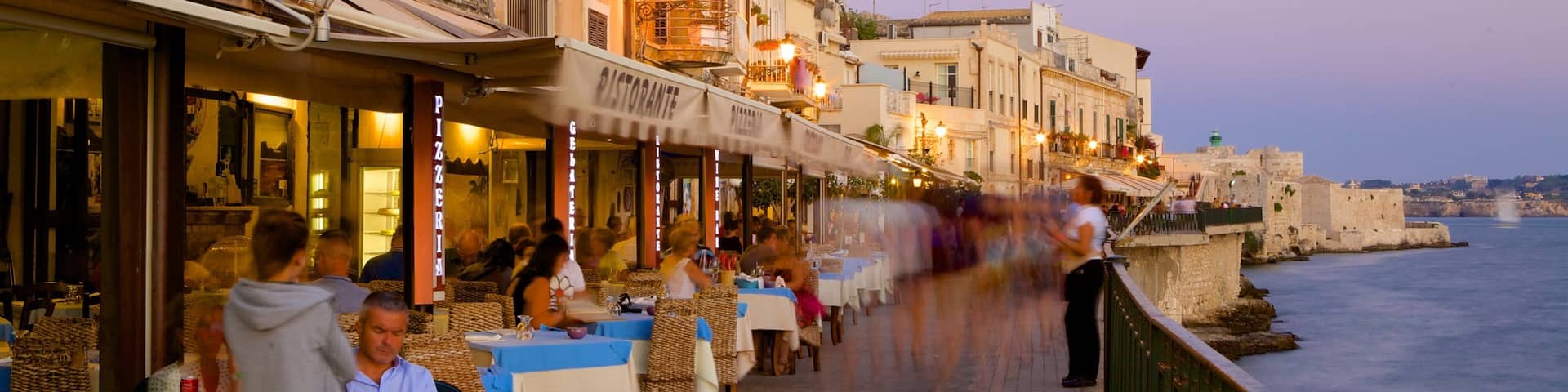 Ortygia mit einem Restaurants und Lokale, Sonnenuntergang und Küstenort