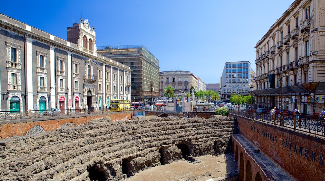 Romeins amfitheater toont historische architectuur en een ruïne