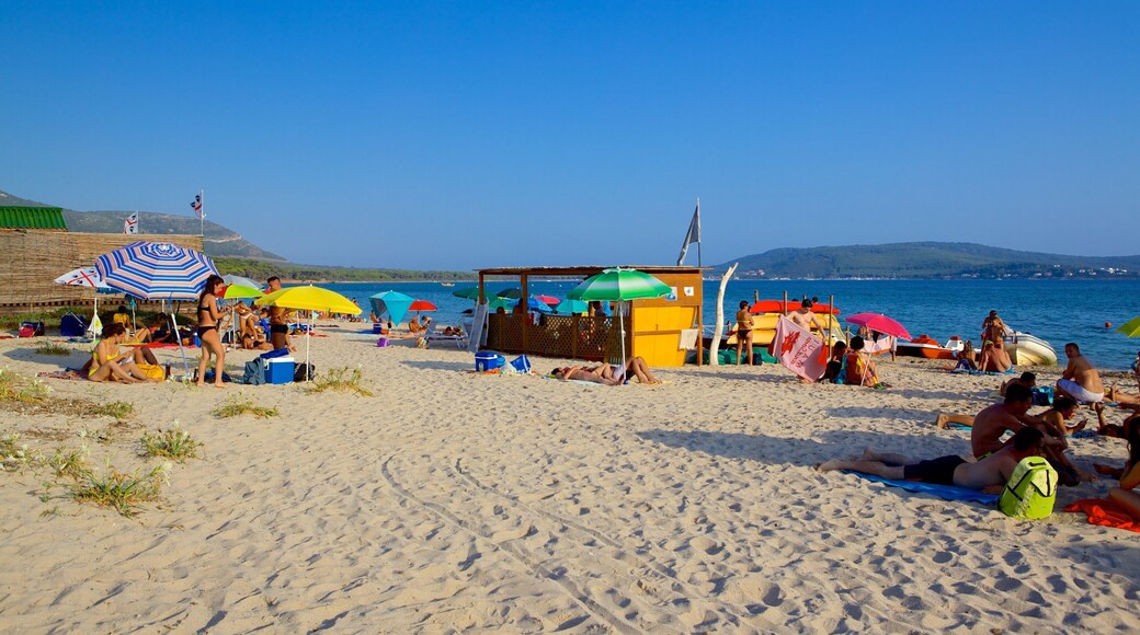Playa de Mugoni ofreciendo una playa de arena