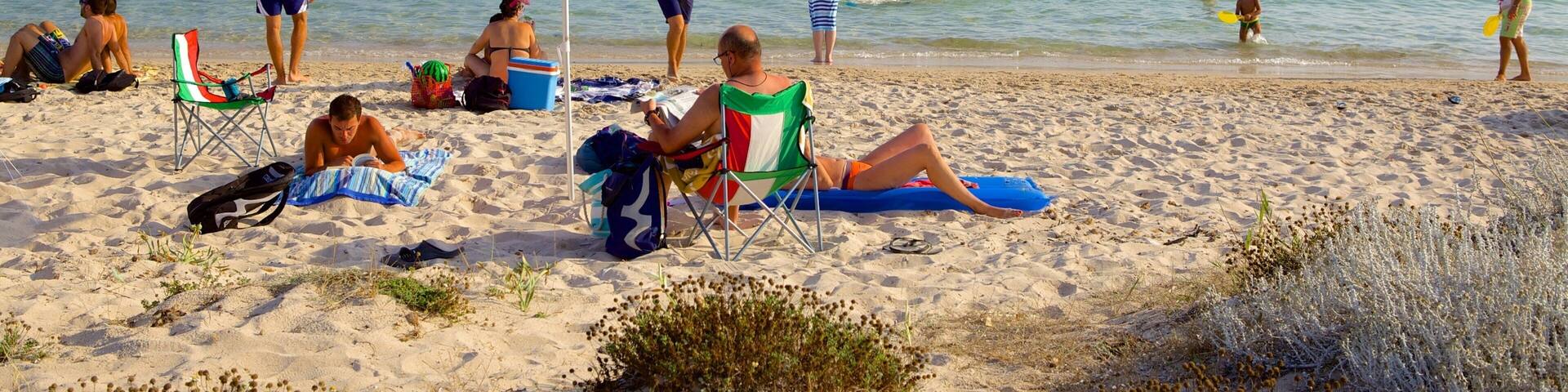 Playa de Mugoni que incluye una playa