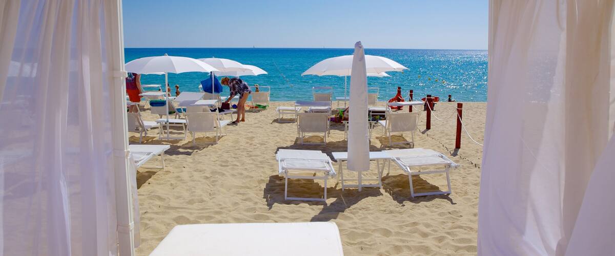 Cala Sinzias showing a beach