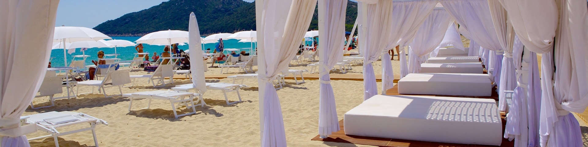 Cala Sinzias showing a beach