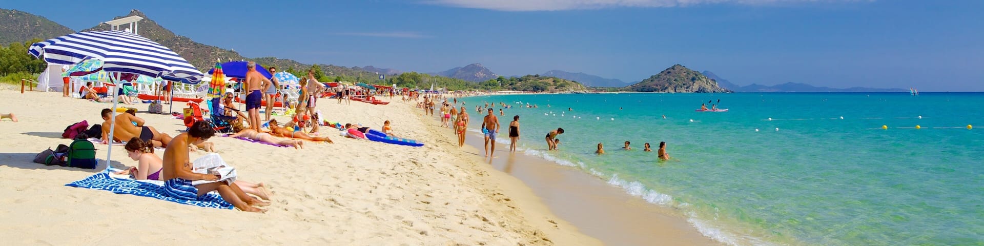 Cala Sinzias mit einem Strand sowie große Menschengruppe
