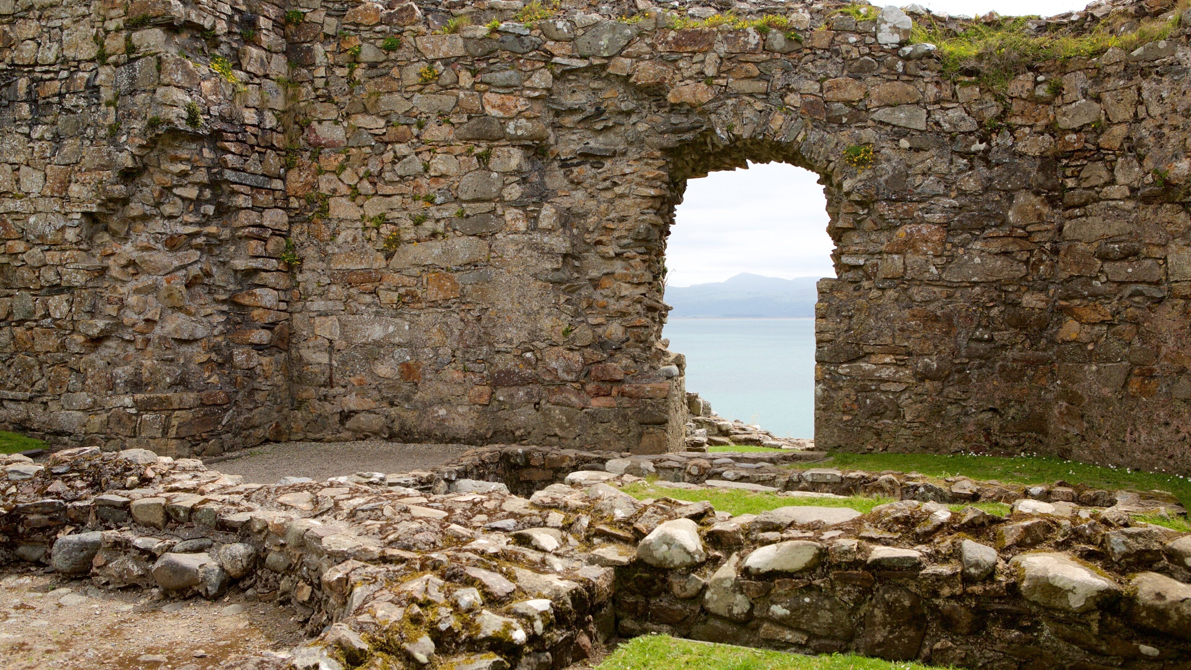 Criccieth Castle showing heritage elements, a castle and building ruins