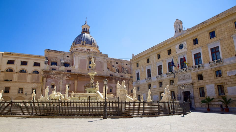 Via Maqueda que inclui elementos de patrimônio, uma fonte e arquitetura de patrimônio