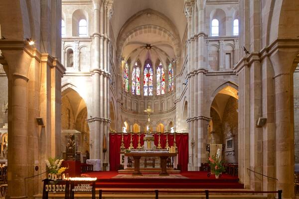 Collégiale Notre-Dame de Beaune qui includes patrimoine historique, église ou cathédrale et vues intérieures