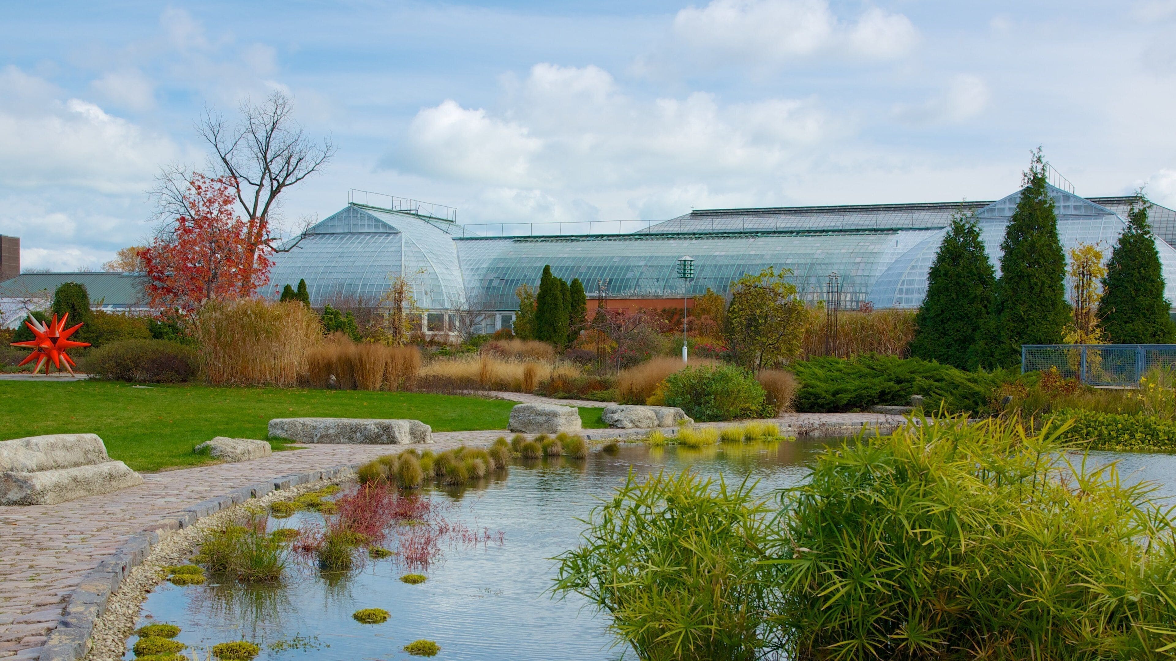Garfield Park Conservatory showing a park