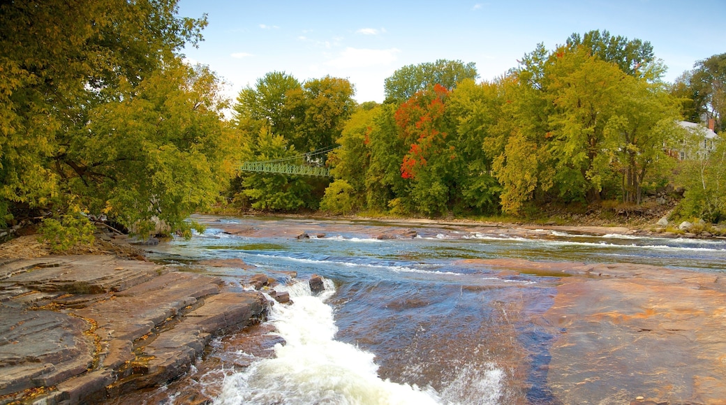 Keeseville som inkluderer elv eller bekk og rolig landskap