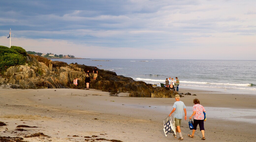 Mother\'s Beach que inclui uma praia, litoral rochoso e paisagens litorĂąneas