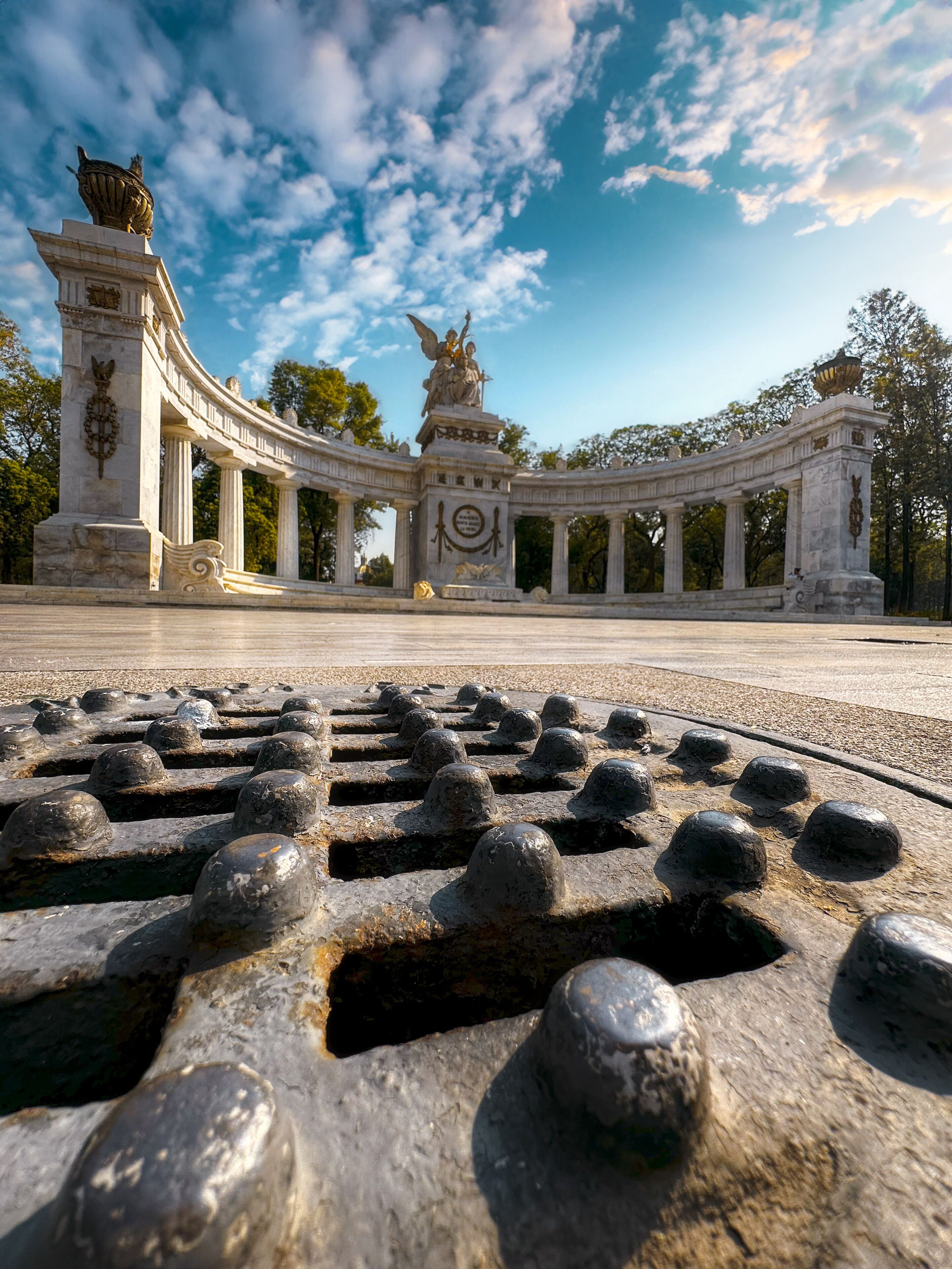 Perspectiva baja de Monumento a Juárez en la alameda central de la Ciudad de México