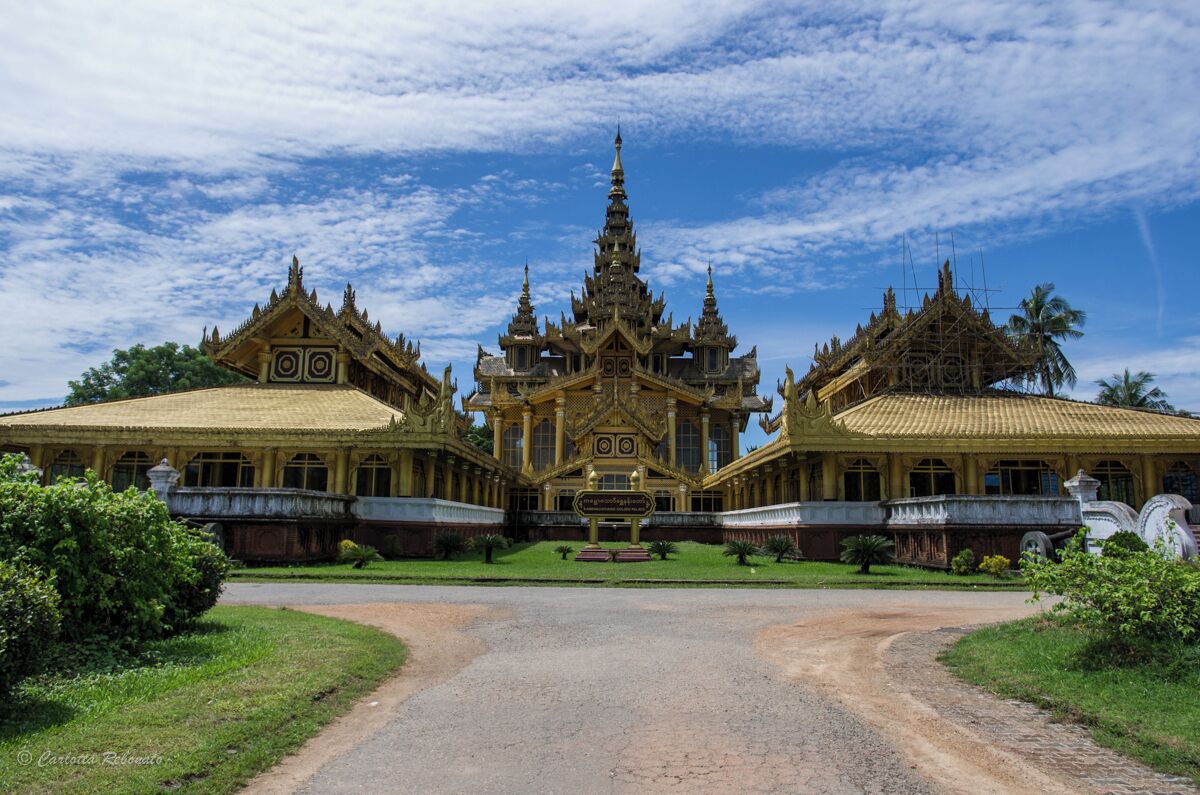The original palace was destroy by a fire in 1566 and rebuilt just in 1990. Today is an archeological museum and, inside, you can see the remain of the original wooden structure. The newer decoration is a triumph of gold, made even more bright by the light that come trough the big windows. #architecture