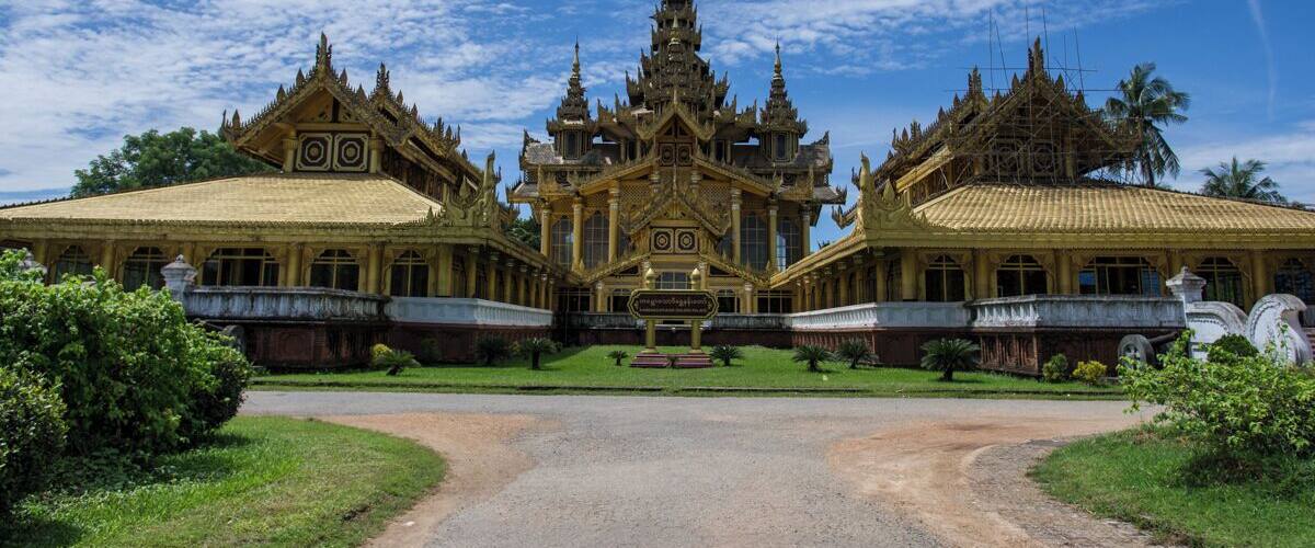 The original palace was destroy by a fire in 1566 and rebuilt just in 1990. Today is an archeological museum and, inside, you can see the remain of the original wooden structure. The newer decoration is a triumph of gold, made even more bright by the light that come trough the big windows. #architecture