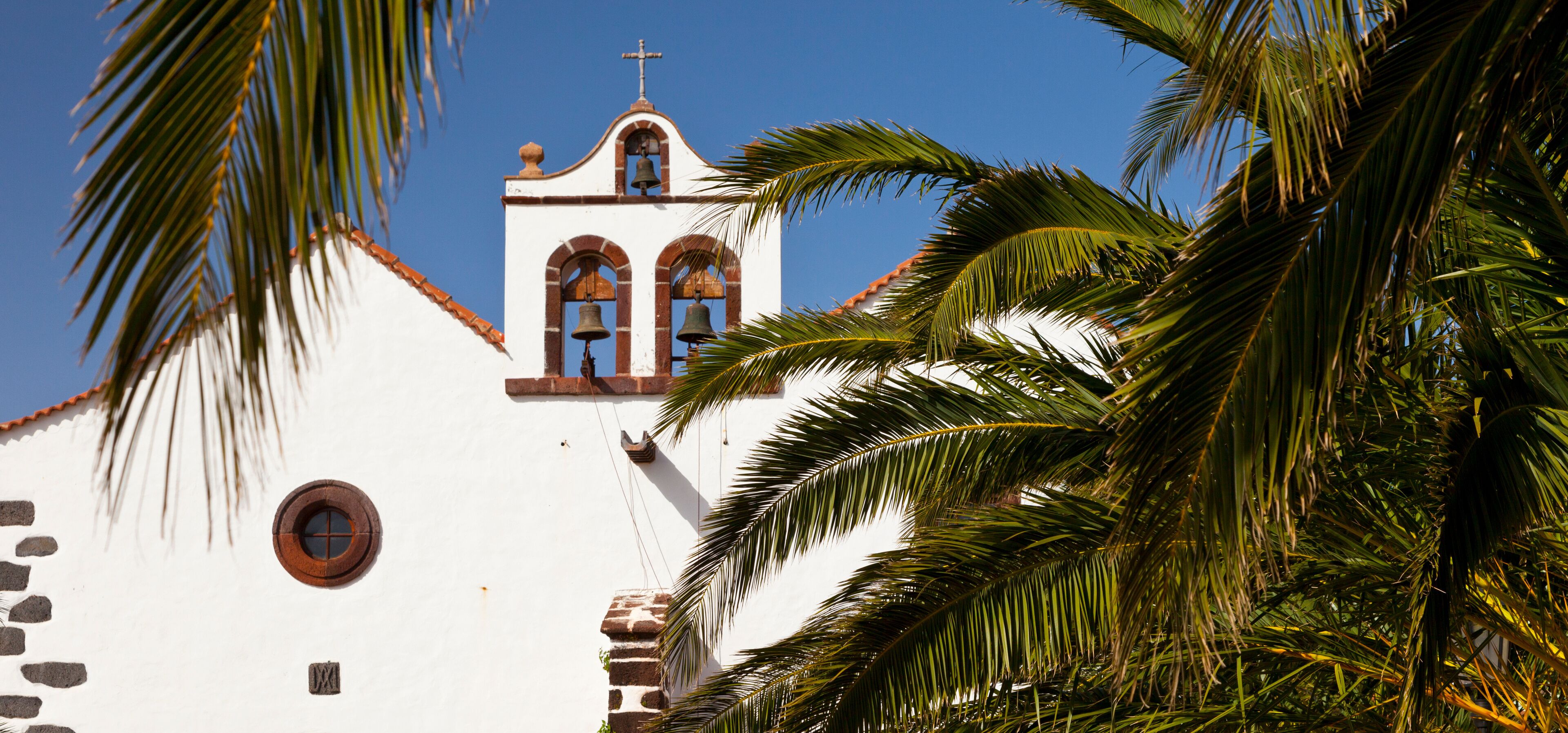 Iglesia de la Luz. Centro Histórico. Campanas de ingenio azucarero de Cuba. Pueblo Santo Domingo de Garafía. Isla La Palma. Pronvincia Santa Cruz. Islas Canarias. España