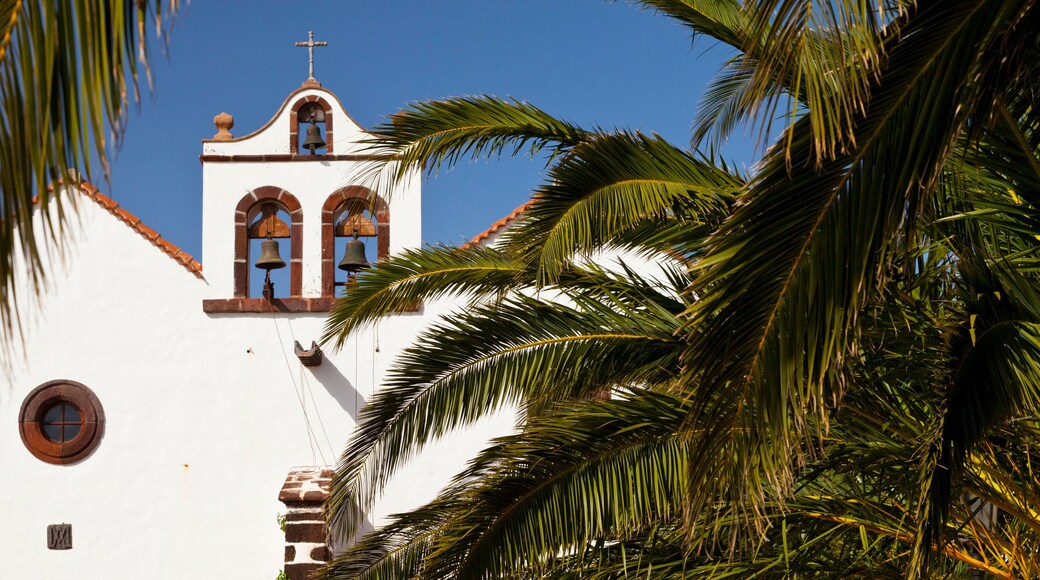 Iglesia de la Luz. Centro Histórico. Campanas de ingenio azucarero de Cuba. Pueblo Santo Domingo de Garafía. Isla La Palma. Pronvincia Santa Cruz. Islas Canarias. España