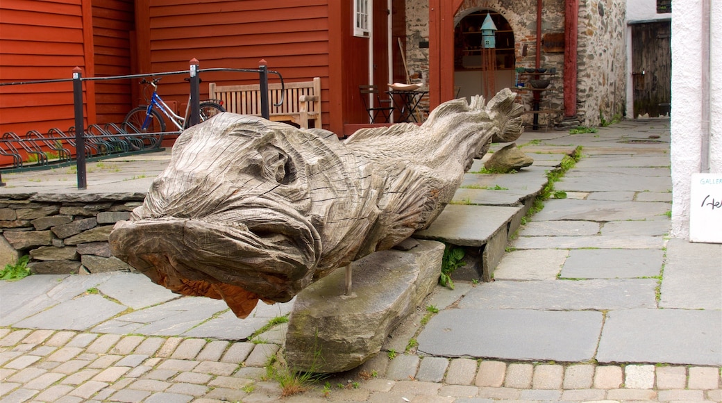 Paseo marítimo de Bryggen ofreciendo arte al aire libre