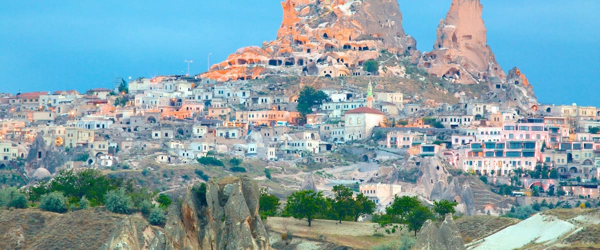 Castillo de Uchisar mostrando arquitectura patrimonial y una ciudad