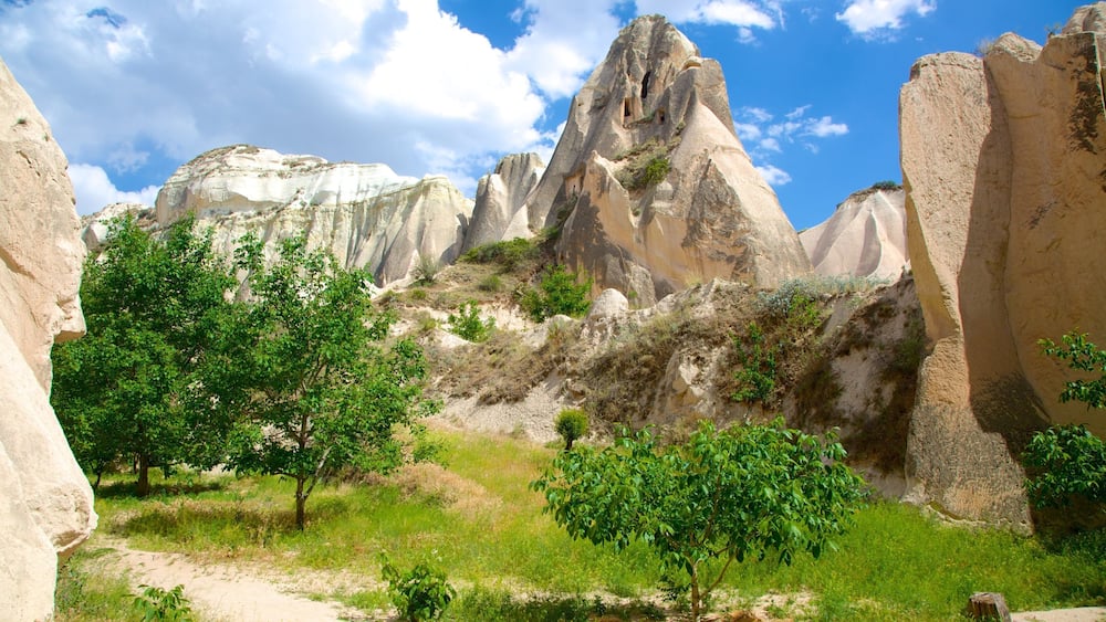 Rotes Tal mit einem Berge