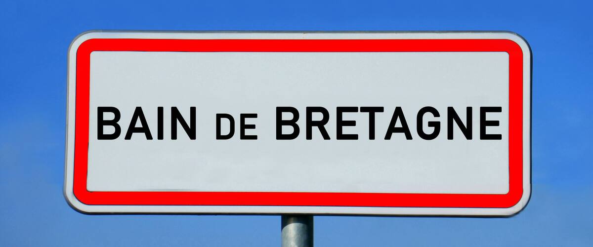 A sign with the text "BAIN DE BRETAGNE".