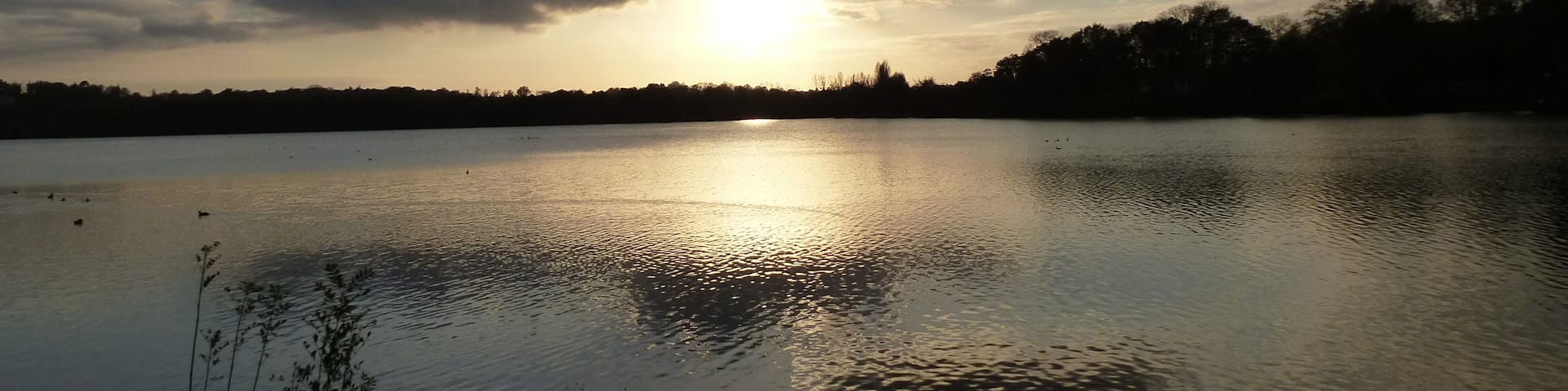 coucher de soleil sur l'etang de bain de bretagne