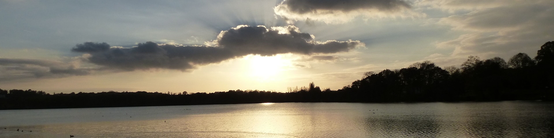 coucher de soleil sur l'etang de bain de bretagne