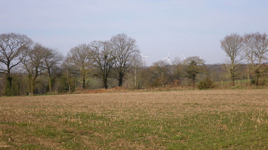 eoliennes aux alentours de bain de bretagne