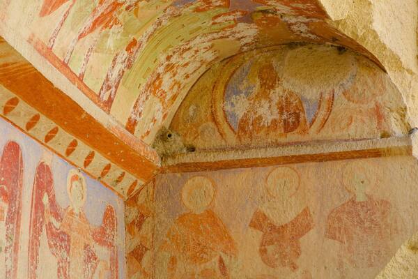 Cavusinin kirkko johon kuuluu kirkko tai katedraali ja uskonnolliset kohteet