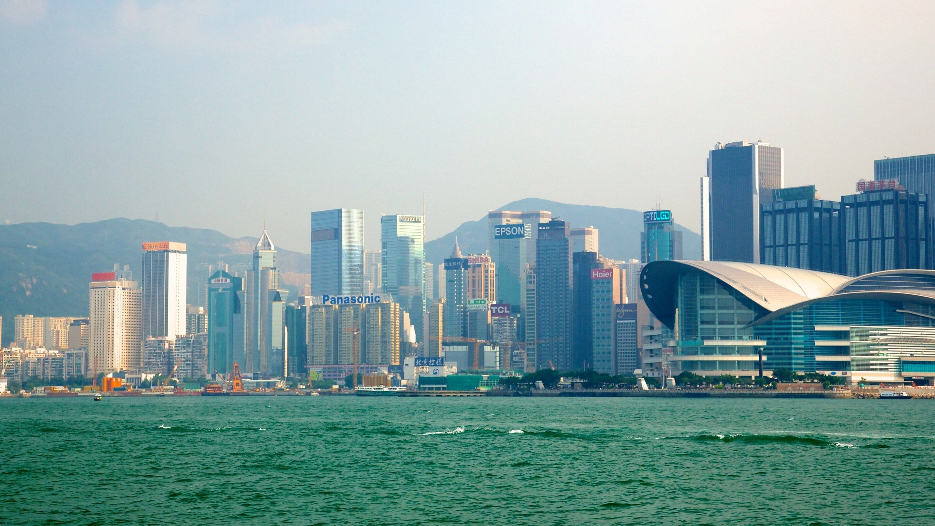 Victoria Harbour fasiliteter samt moderne arkitektur, by og bukt eller havn