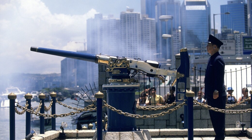 銅鑼灣避風塘 设有 城市 和 軍事收藏品 以及 一名男性