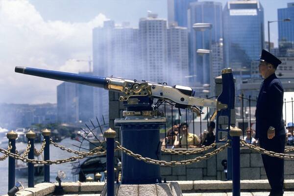 Refugio de tifones de la bahía de Causeway ofreciendo artículos militares y una ciudad y también un hombre