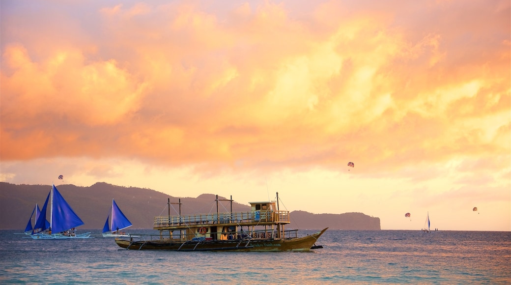 Aklan que incluye un ferry, un atardecer y vistas de una isla