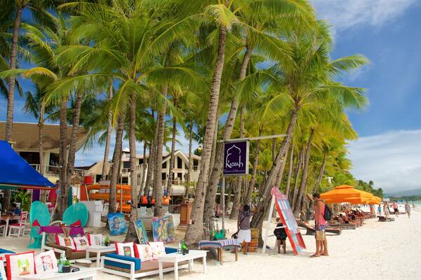 Aklan welches beinhaltet Sandstrand, Luxushotel oder Resort und tropische Szenerien