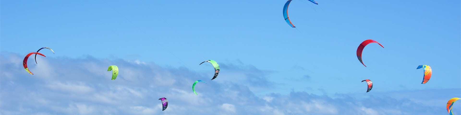 Aklan mettant en vedette parachute ascensionnel et vues littorales