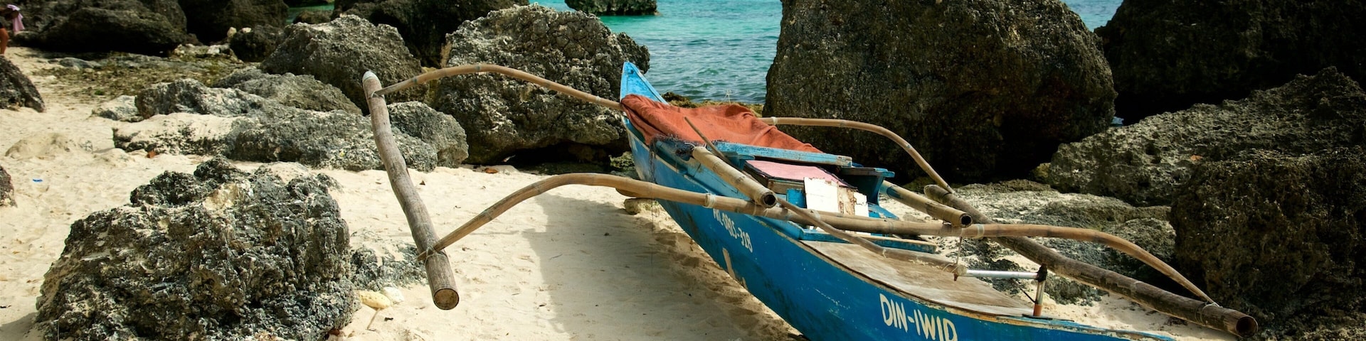 Aklan mettant en vedette plage, baie ou port et cĂŽte rocheuse